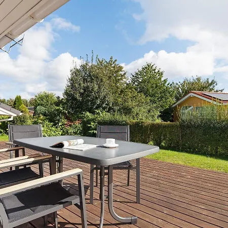 Holiday home Three-bedroom In 13