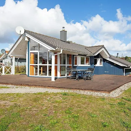 Holiday home Three-bedroom In 13