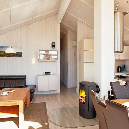 Three-bedroom In 13 Groemitz