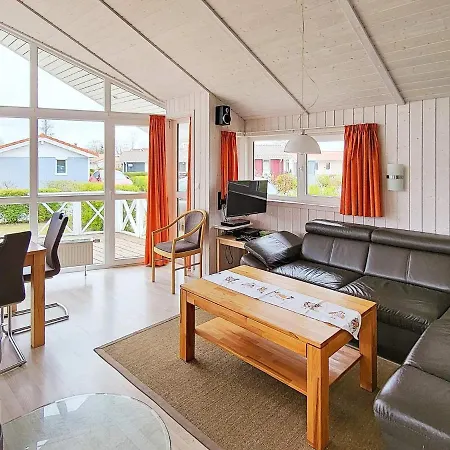 Three-bedroom In 13 Groemitz